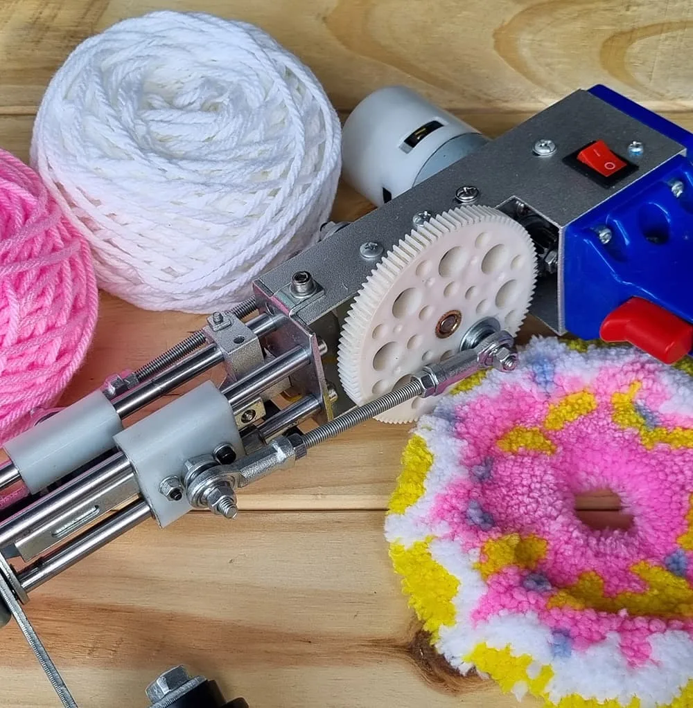 Composición de una alfombra en forma de donut, una máquina de tufting y una madeja de hilo