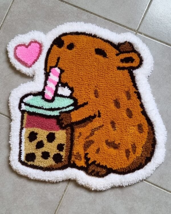 Alfombra carpincho tomando hecha a mano con técnica de tufting y diseño adorable