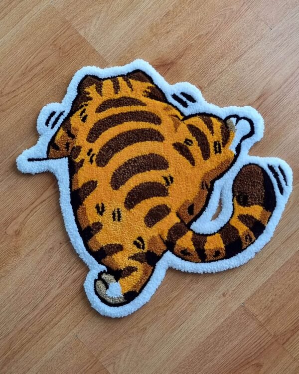 Alfombra gato trepando hecha a mano con técnica de tufting, con diseño de gato atigrado subiendo una pared.