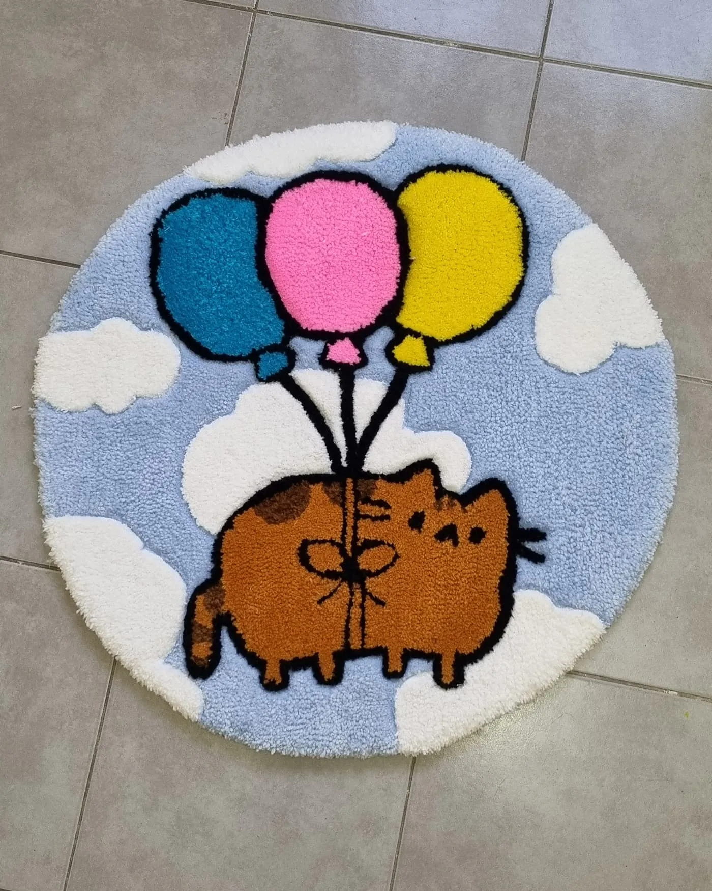 Alfombra gato volando hecha a mano con globos y cielo azul en técnica de tufting
