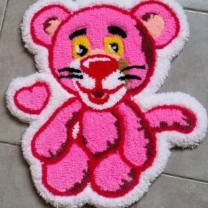 Alfombra pantera rosa hecha a mano con técnica de tufting y diseño tierno