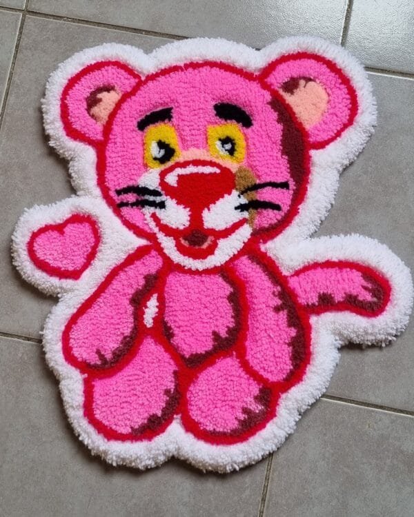 Alfombra pantera rosa hecha a mano con técnica de tufting y diseño tierno