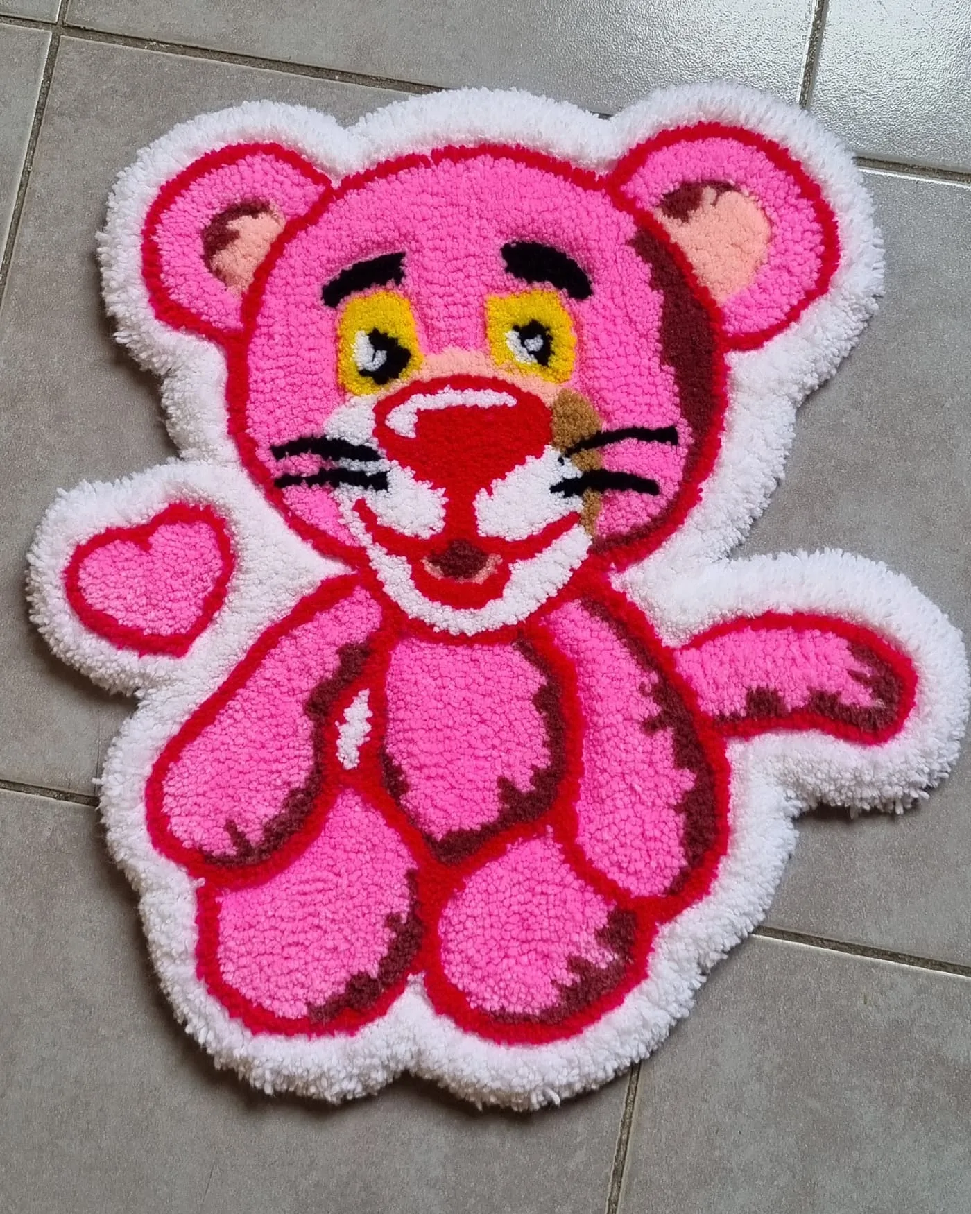Alfombra pantera rosa hecha a mano con técnica de tufting y diseño tierno