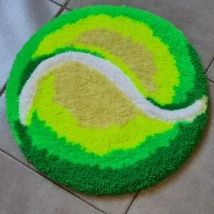 Alfombra pelota de tenis hecha a mano con técnica de tufting y diseño deportivo en color verde brillante.