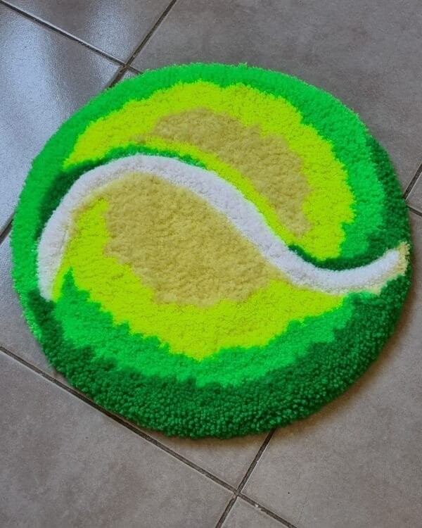 Alfombra pelota de tenis hecha a mano con técnica de tufting y diseño deportivo en color verde brillante.