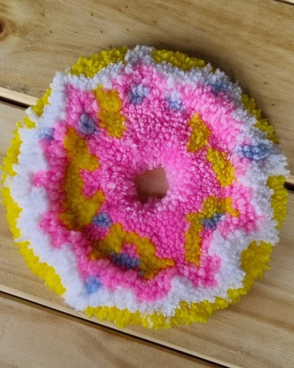 Alfombrita posavasos donut hecha a mano con diseño dulce y forma redonda.