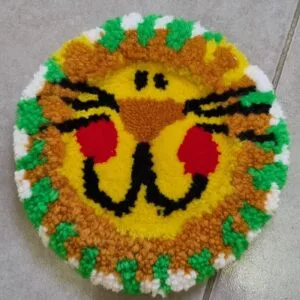 Alfombrita posavasos con diseño de león en estilo tierno y colores vivos.