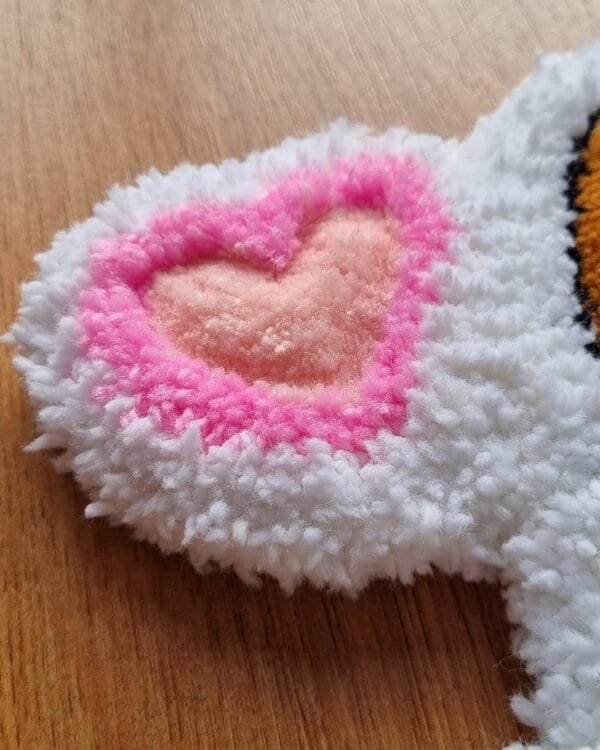Detalle del corazón de la alfombra carpincho tomando de 30 cm.