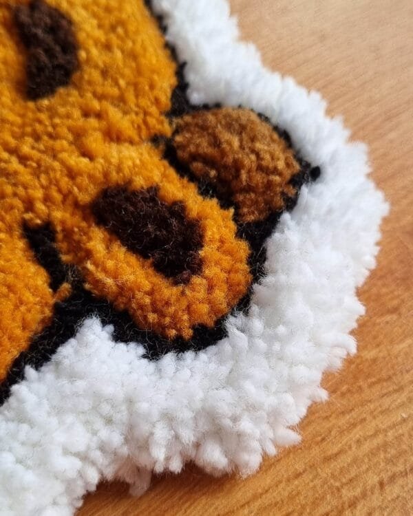 Detalle de las orejas de la alfombra carpincho tomando de 30 cm.