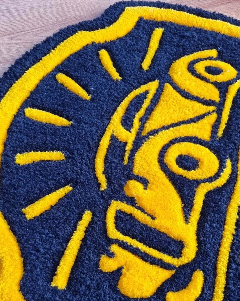 Detalle del auto en la alfombra personalizada de Taller #5, con rayos que lo rodean, ejemplos de alfombras personalizadas realizadas por encargo.