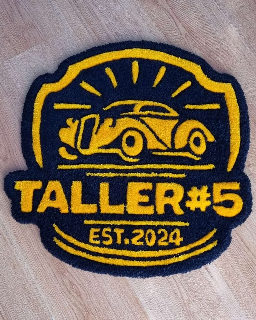 Ejemplo de alfombra personalizada con logotipo de Taller #5, vista general con diseño con auto, rayos y nombre del taller.