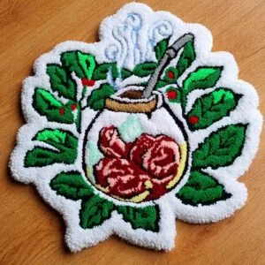 Alfombra mate artesanal vista de frente con calabaza blanca, bombilla y hojas verdes